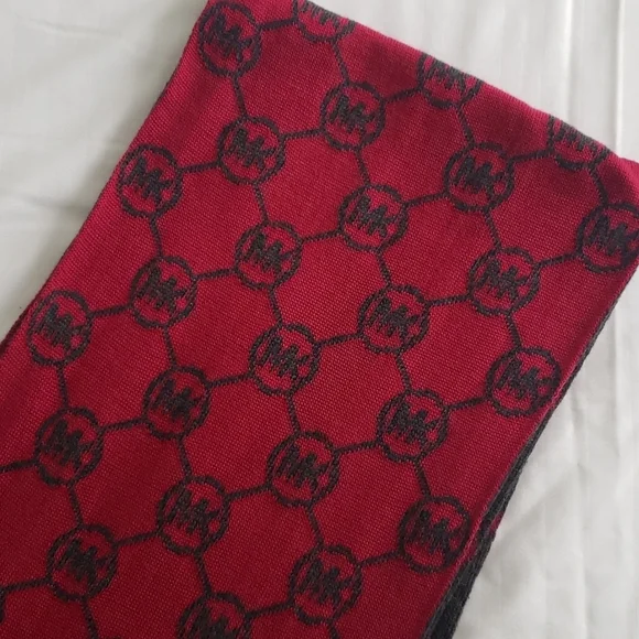 Michael Kors scarf - Picture 4 of 6